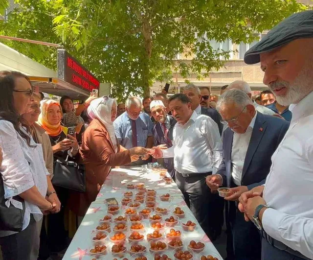 Kayseri'de muhtarlardan merhum vali yardımcısına vefa