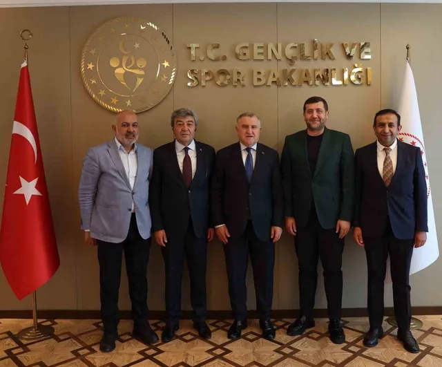 Kayserispor yönetimi Osman Aşkın Bak'ı ziyaret etti