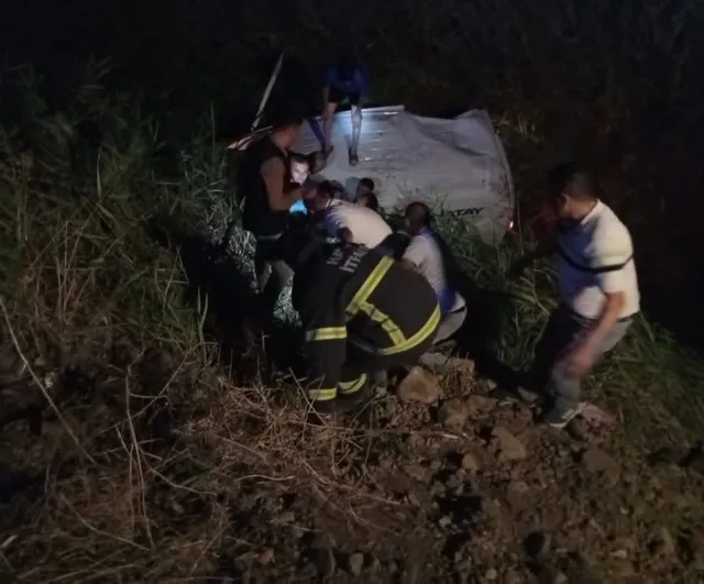 Kırıkhan’da kamyonet şarampole devrildi: 3 yaralı