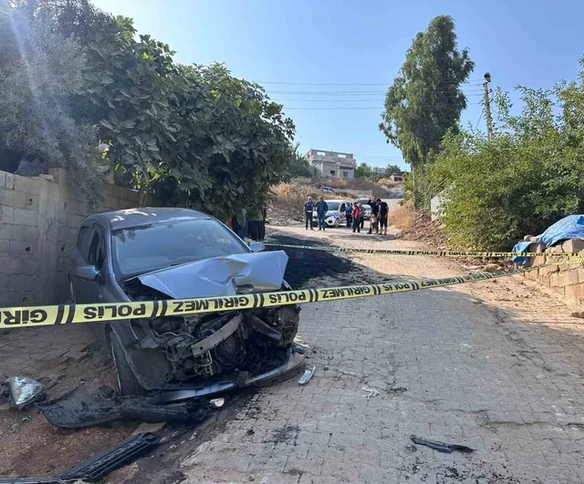 Kırıkhan'da yokuş aşağı kayan otomobil iş makinesine çarptı: sürücü öldü