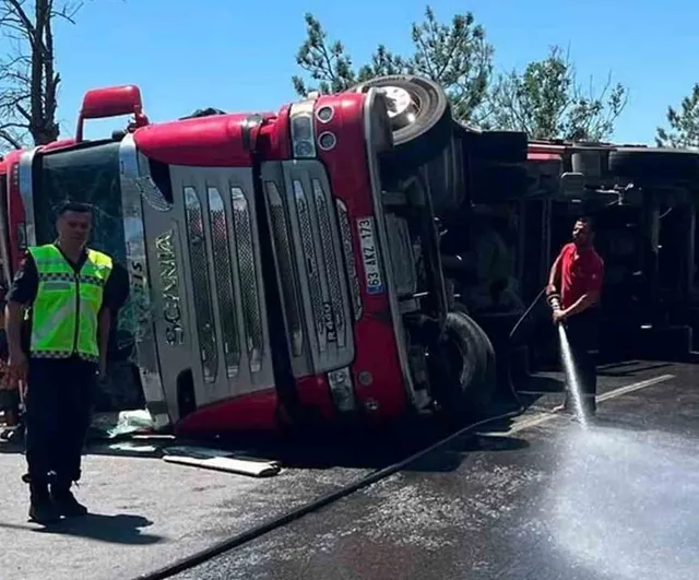 Kırıkkale'de orman emvali yüklü tır devrildi: 1 yaralı