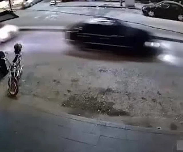 Kırıkkale'de ters yönden giriş yapan araç geri manevrada kokoreç tezgahına çarptı