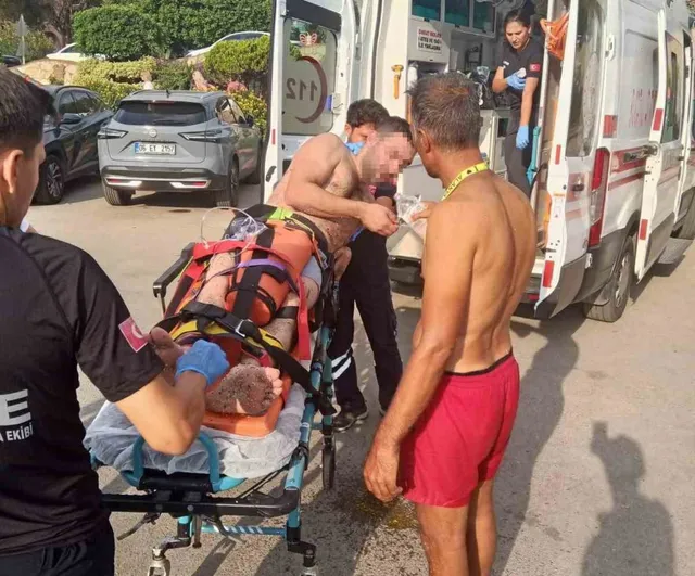 Kleopatra Plajı'nda hızla yükselen dalgalar tatilciyi sürükledi, cankurtaran kurtardı