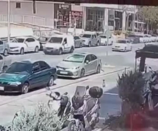 Kontrolsüz dönüş yunus polislerinin araca çarpmasına neden oldu: 2 polis yaralandı