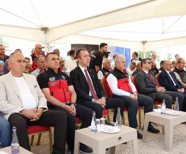 Konya'da geleneksel bal hasadı Doğanbey Mahallesi'nde gerçekleştirildi