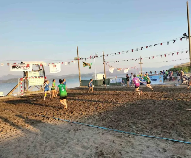 Köyceğiz'de plaj hentbolu turnuvası devam ediyor