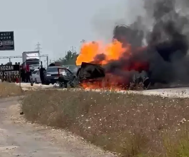 Kozan'da seyir halindeki otomobilin motoru yandı