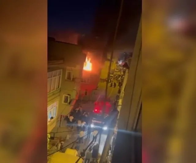 Küçükçekmece'de metruk 5 katlı binadaki yangın üçüncü katı tahrip etti