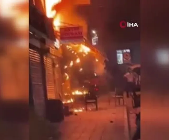 Küçükçekmece'de restoran bacası yangını 5 katlı iş merkezine sıçradı