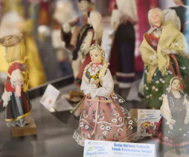 Kültürler arası köprü: kostümler, folklorik bebekler ve fotoğraflar sahne aldı