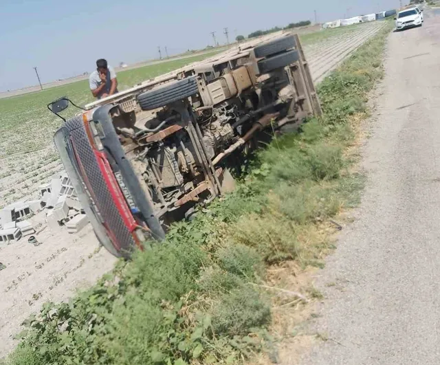 Kumlu'da devrilen briket yüklü kamyonun sürücüsü yaralandı