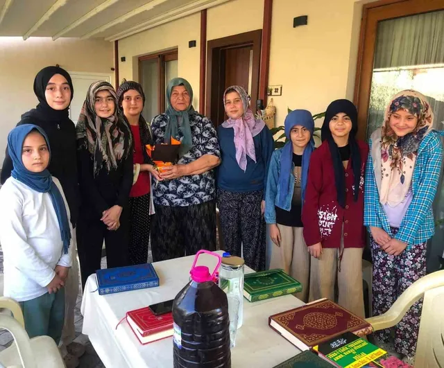Kur’an kursu öğrencilerinden gazi eşine dua ziyareti