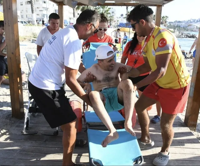 Kuşadası'nda engelsiz plaj uygulamasıyla deniz keyfi herkes için erişilebilir oldu