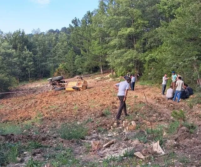 Kütahya'da devrilen traktörün altında kalan çiftçi hayatını kaybetti