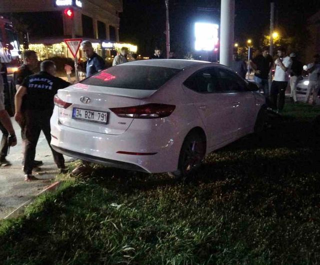 Malatya'da otomobil trambüs direğine çarptı, yaralı sürücü ambulansla kaçtı