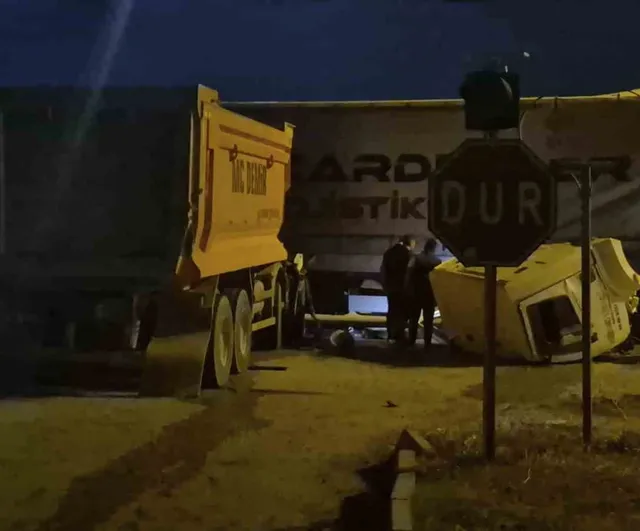 Malıköy'de yandan çarpışma: hafriyat kamyonunun şoförü hastaneye kaldırıldı