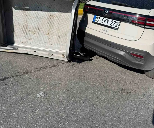 Manavgat'ta trafikte ani manevra kazaya dönüştü: üç kişi yaralandı