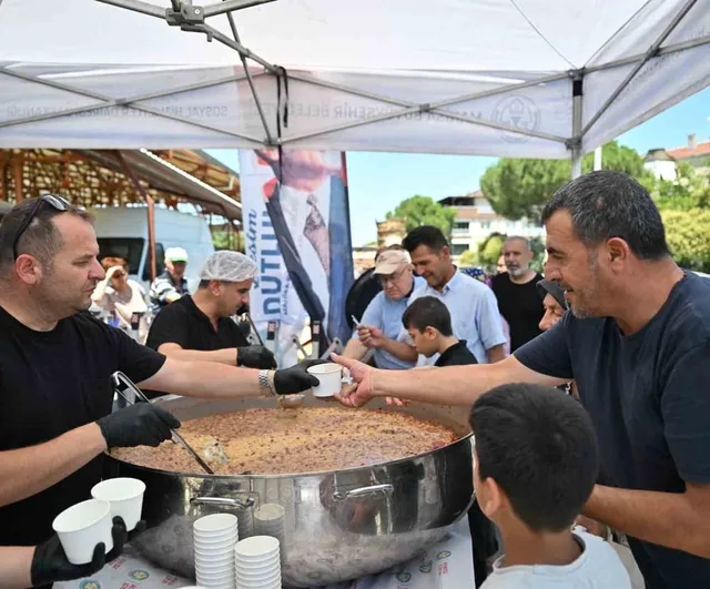 Manisa Büyükşehir’den Alaybey ve Laleli pazarlarında aşure ikramı