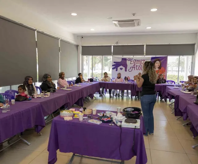 Mersin’de kadınlar mum yapımını öğreniyor