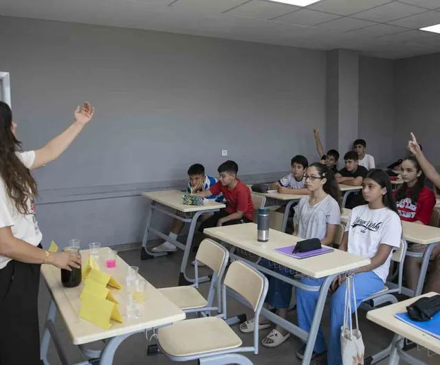 Mersin’de ücretsiz yaz atölyeleri öğrencilerin öğrenme ve sosyal becerilerini güçlendiriyor