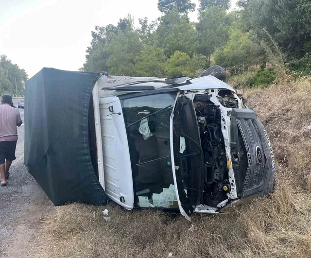 Mersin'in Bozyazı ilçesinde kamyonet karşı şeride geçip devrildi, sürücü yaralandı