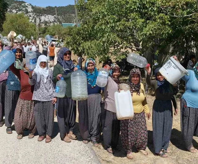 Mersin Silifke'de su sıkıntısı: Işıklı Mahallesi Kayabaşı'nda bidonlarla su taşıma