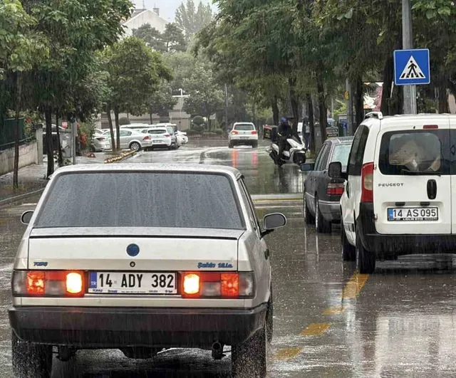 Meteorolojinin uyarısının ardından bolu sokakları suyla mücadele ediyor