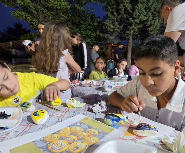 Minik ellerden taşlara hayat veren renkler