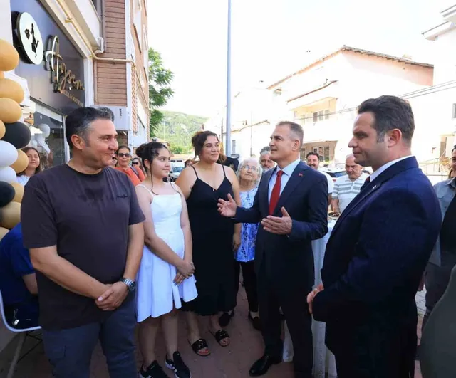 Muğla valisi Akbıyık Ula'da Ata Kitap Kafe'nin açılışına katıldı