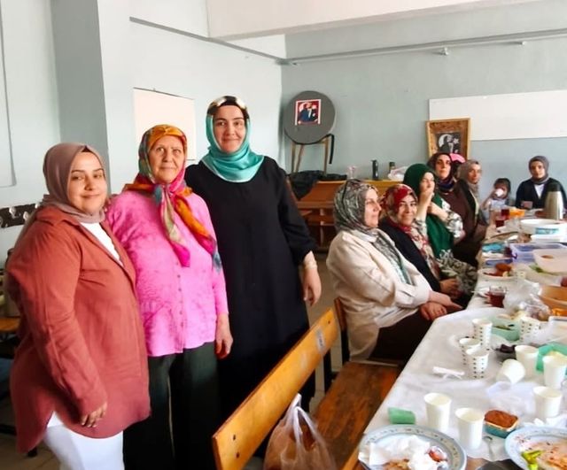 Okuma yazma öğrenen 15 kadın mahallede umut oldu