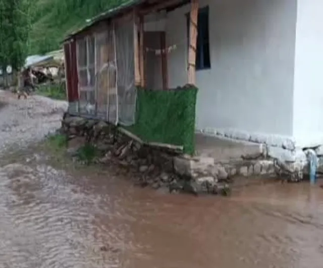 Oltu'da sağanak yağış Dümbüllü Deresi'nin taşmasına yol açtı