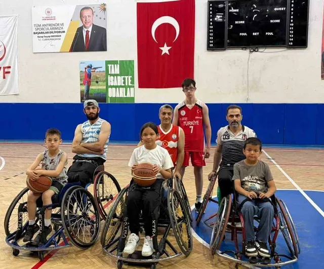 Osmaniye'de tecrübeli basketbolcular geleceğin yıldızlarına yol gösteriyor