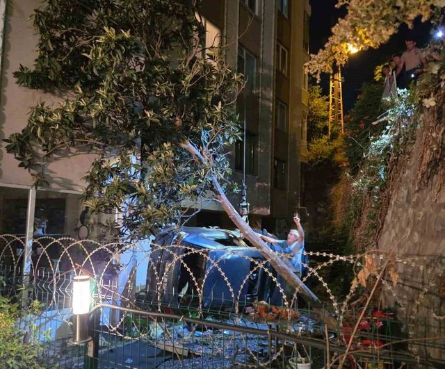Otomobil 15 metrelik apartman boşluğuna düştü: 2 yaralı