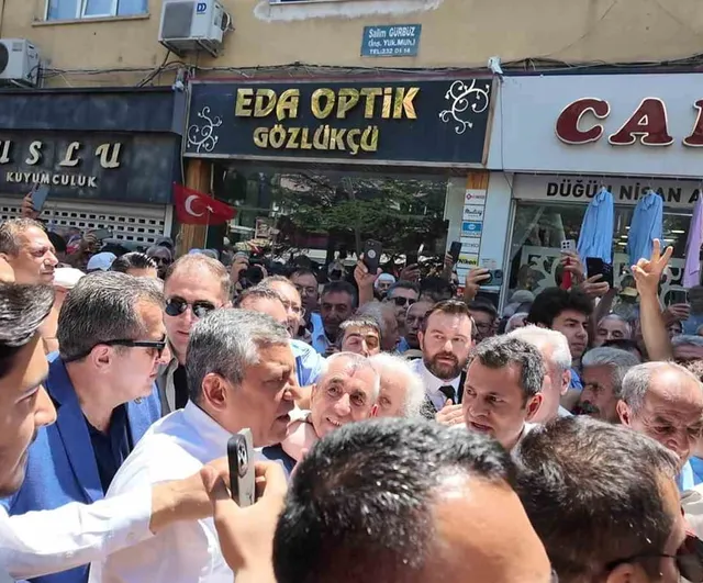 Özgür Özel’in Niğde programında vatandaşlar ezilme tehlikesi yaşadı