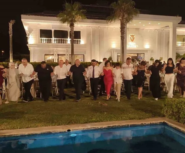 Pamukkale'de düğünde Karadeniz ezgileri ve horon coşkusu