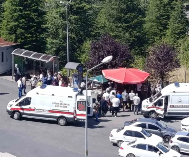 Park halindeki otomobil rampa aşağı kaydı: simitçiye ve yayalara çarptı