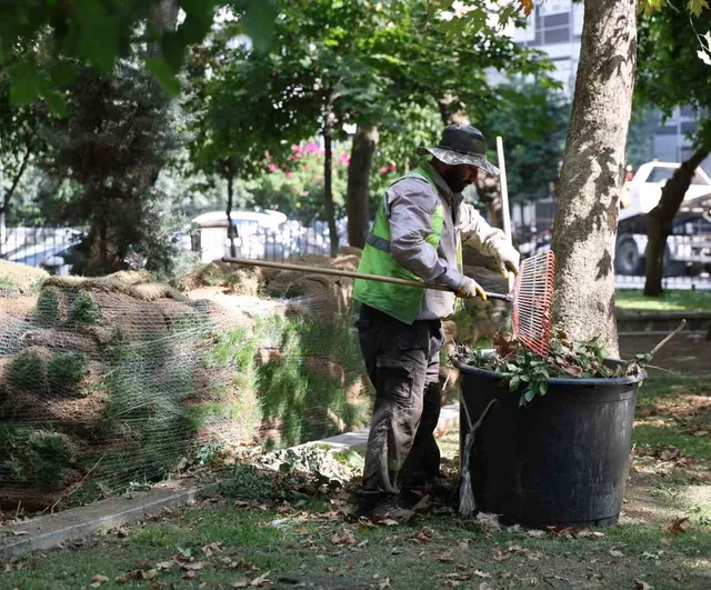 Parklarda yenileme sürüyor: Efeler Gençlik Parkı'nda kapsamlı bakım