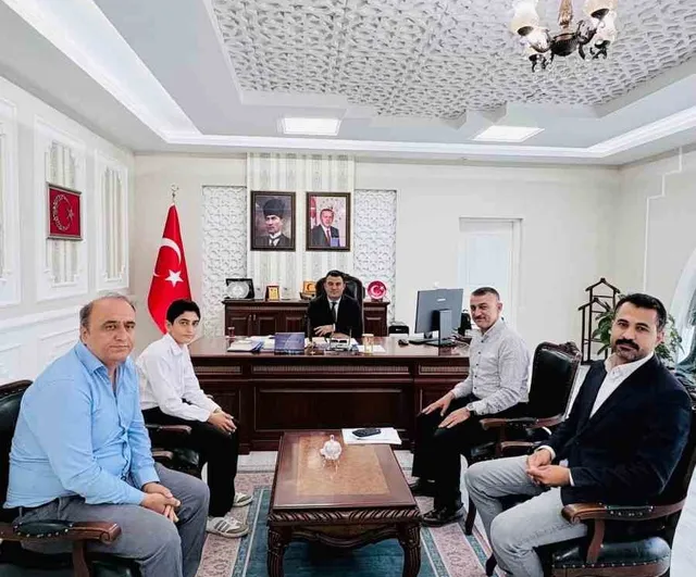 Patnos'ta LGS birincisi Muhammed Yusuf Işık'a kaymakam Dertlioğlu'ndan ödül