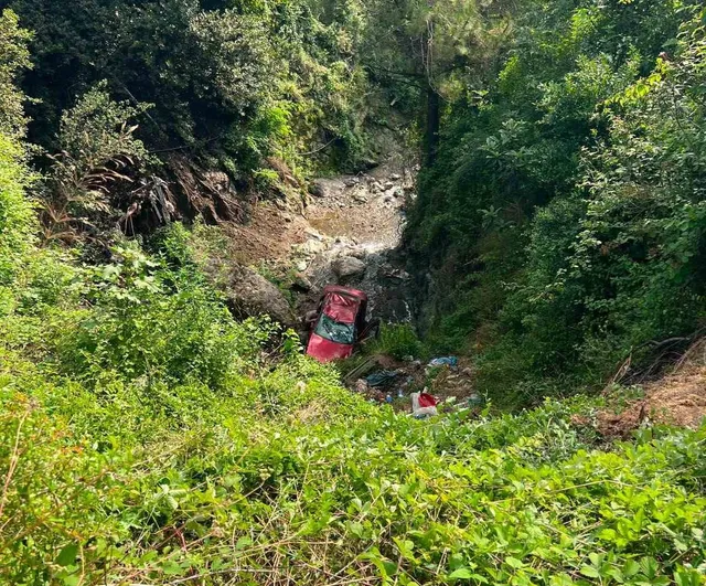 Payas'ta uçurumdan yuvarlanan otomobilin sürücüsü yaralandı