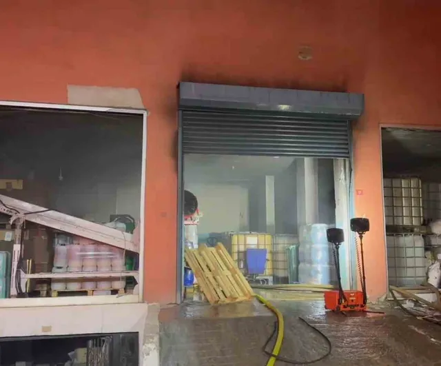 Pendik'te üretim bandında başlayan yangın itfaiye müdahalesiyle durduruldu