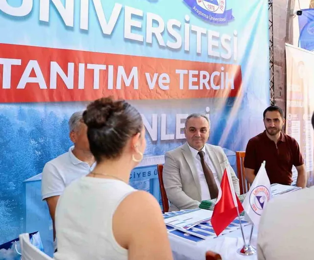 Rektör prof. dr. Fatih Altun Hunat Hatun Medresesi'nde öğrencilere tercih desteği sundu