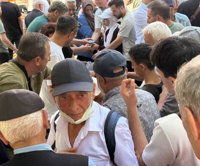 Reşadiye Camii'nde şehit uzman jandarma Mehmet Demirbaş için lokma ve simit dağıtıldı