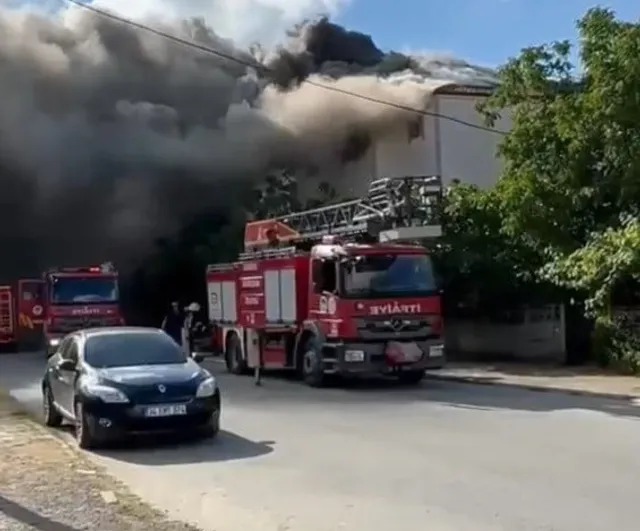 Sakarya'da iki katlı binanın çatı katında yangın söndürüldü