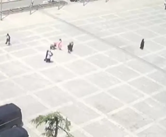 Samsun'da sıcaktan fenalaşan kadın gölge alana taşındı