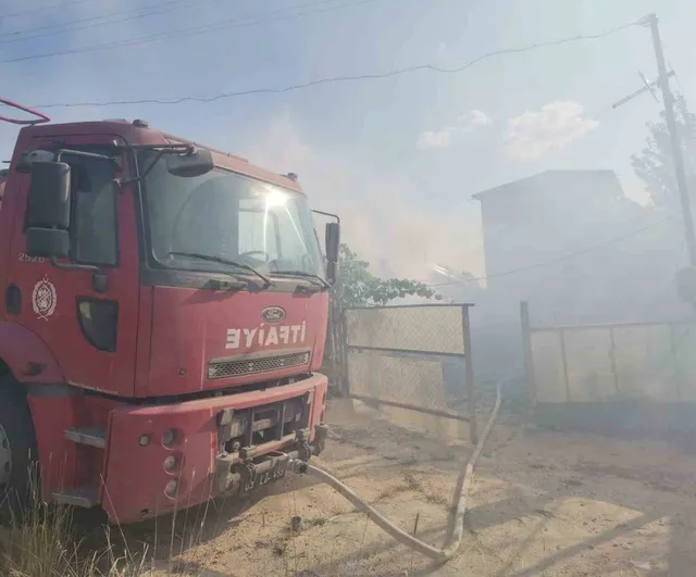 Sandıklı'da arazideki odunların tutuşması sonucu yangın çıktı
