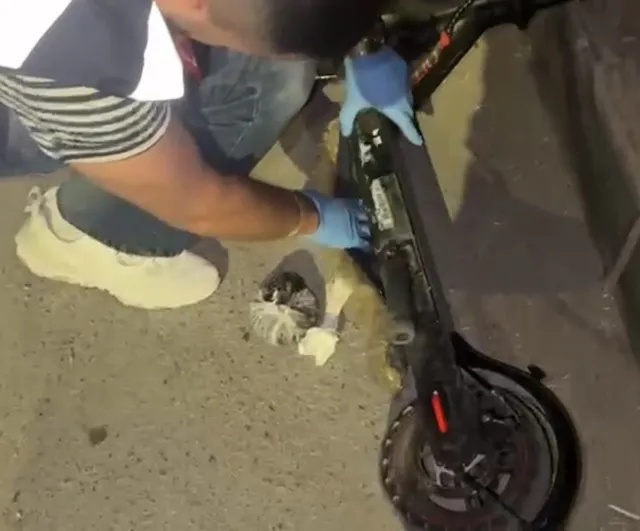 Scooter bataryasında peçeteye emdirilmiş uyuşturucu ele geçirildi