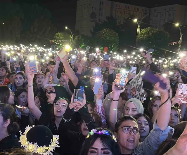 Sefo Çorum'da sahne aldı, Hitit festivalinde binler coşkuyla eşlik etti