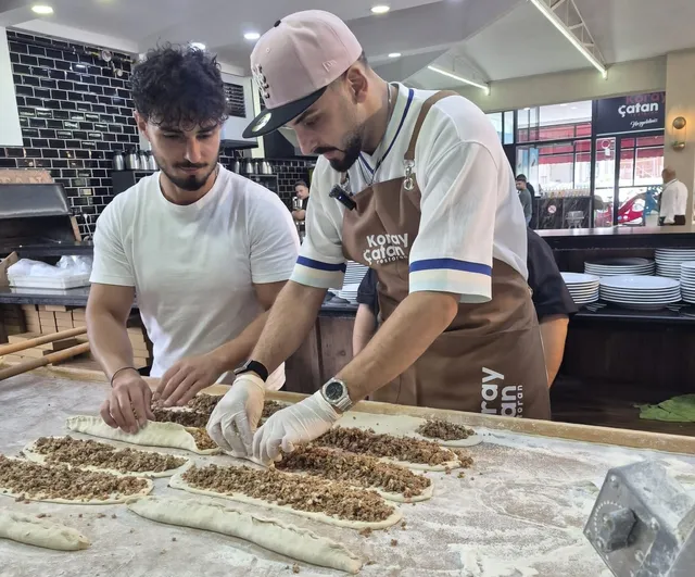 Sefo tezgâh başına geçip Bafra pidesini sahne sonrası misafirlerle paylaştı