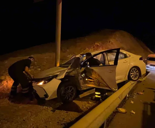 Siirt'te bariyere çarpan otomobil alev aldı: 1 yaralı