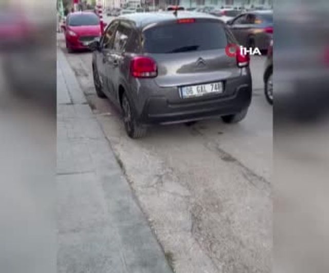 Sincan'da arabanın altına saklanan fare vatandaşları korkuttu